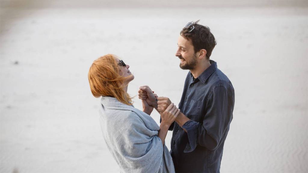 Hana and Petr on the beach in a happy moment in Borders of Love